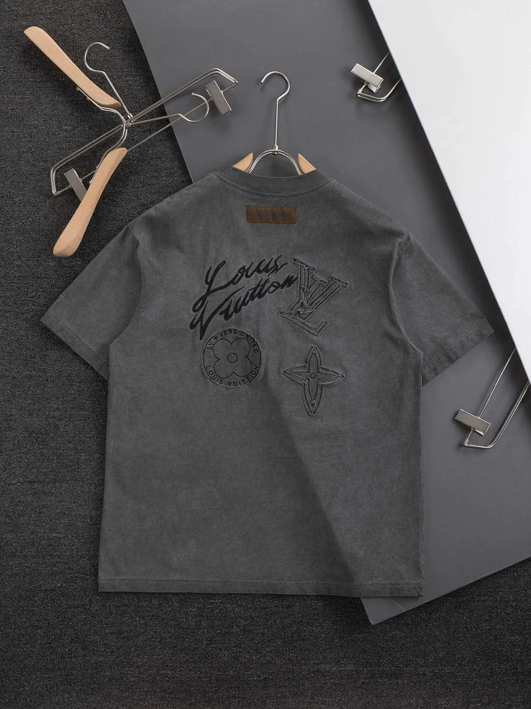 🅿️250 Louis Vuitton 1V Lvjia slightly wide version S-Xl LV 25ss new product counters are on the shelves at the same time. Multiple craftsmanship, chest cut letter patch, back panel cut clover ☘️ patch, letter signature style, one-piece design 🪡 Embroidered round neck short-sleeved T-shirt, same style for men and women! Synchronized with the official website, pure cotton fabrics at the counter! It is close to the skin and comfortable, durable and easy to wear. It has a classic and simple logo design and meticulous original craftsmanship. Short-sleeves, a must-have item for men, do not appear to be the same for the general public, but must be unique and eye-catching. This LV short-sleeve is all about quality, comfort, the same shape and fashion as always, including fabrics and cutting techniques. All of them have been made with great effort! 320 grams of washed pure cotton fabric, pure cotton is breathable, very refreshing and comfortable for daily wear. The rib knitting on the neckline is smooth and tight, and the neckline will not be skewed if you toss it at will. The loose version, you will find that it looks really good on the upper body. The overall is minimalist and neat, super versatile for daily use! Pair it casually with a pair of pants for a youthful look. A T-shirt will make your outfit crazy. It is a fashionable item that can never go wrong! Color: dark gray light blue, Size: S-XL Size chart: S: Shoulder width 50-Bust 54-Length 70 M: Shoulder width 52-Bust 56.5-Length 72 L: Shoulder width 54-Bust 59-Length 74 XL: Shoulder width 56-Bust 61.5-Length 76